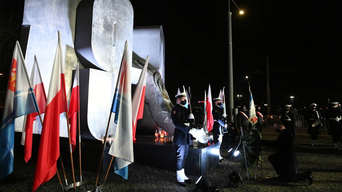 Prezydent  Duda wziął udział w uroczystości złożenia wieńców przed Pomnikiem Ofiar Grudnia 1970 w Gdyni