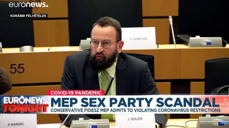 Wszystko to wygląda na szytą grubymi nićmi prowokację