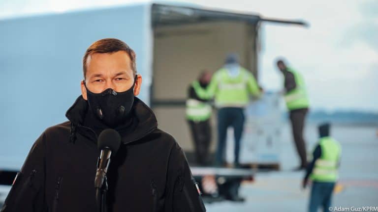 Morawiecki: Dzisiaj przyjechało do Polski 300 tys. dawek szczepionki,