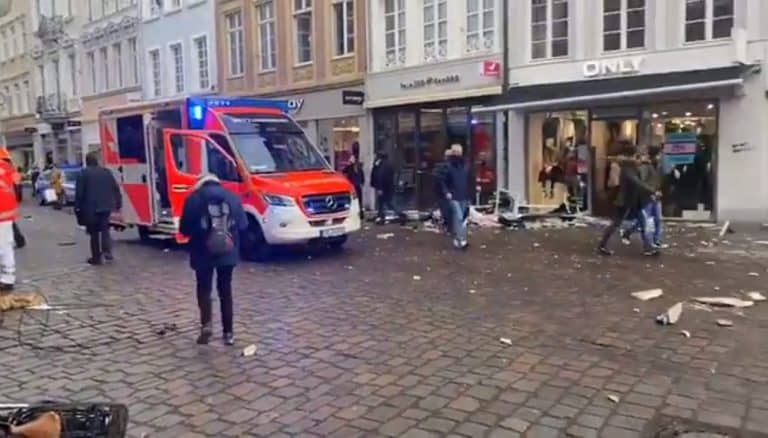 Niemcy: samochód wjechał w ludzi na deptaku w Trewirze, są ofiary śmiertelne