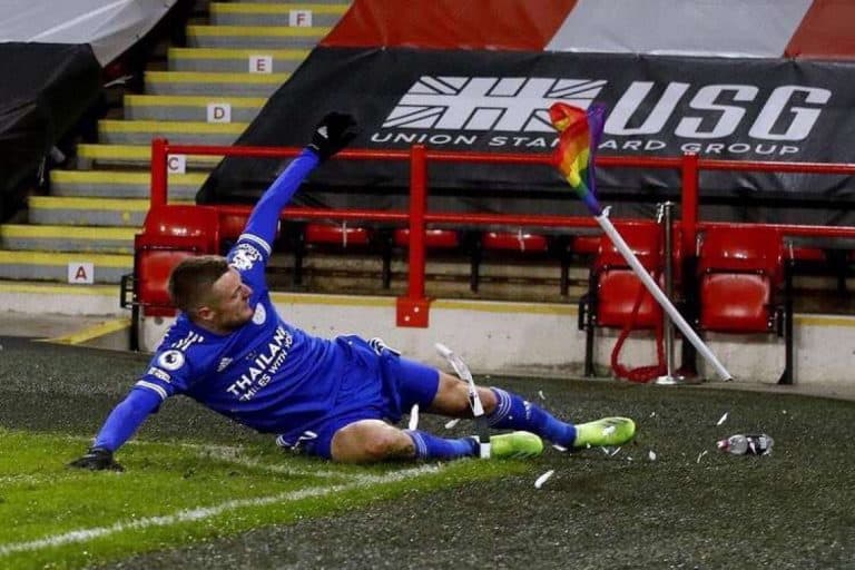 Jamie Vardy w 90. minucie zdobył bramkę i… wślizgiem złamał tęczową chorągiewkę