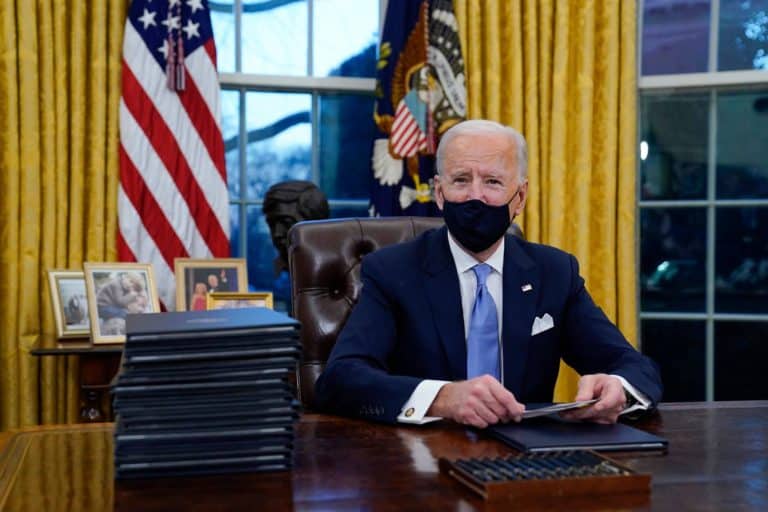 Biden rozpoczął swoją prezydenturę od wycofania kluczowych decyzji podjętych przez Donalda Trumpa