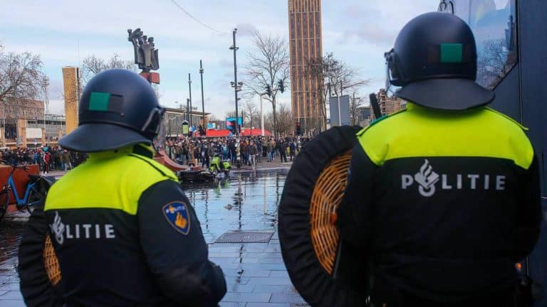 W Holandii trwają olbrzymie protesty przeciwko pandemicznym obostrzeniom