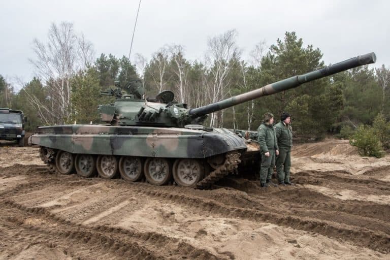 Błaszczak: Przekażemy Ukrainie czołgi T-72 oraz bojowe wozy piechoty
