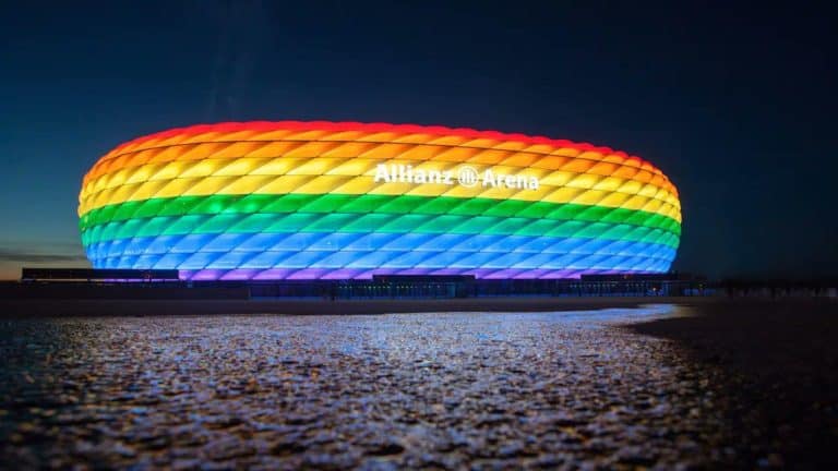 Tęczowa ideologia na stadionie Bayernu Monachium