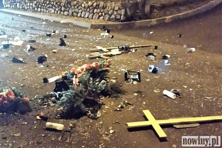 Górny Śląsk: zdewastowano cmentarz, krzyże wyrzucono na ulicę