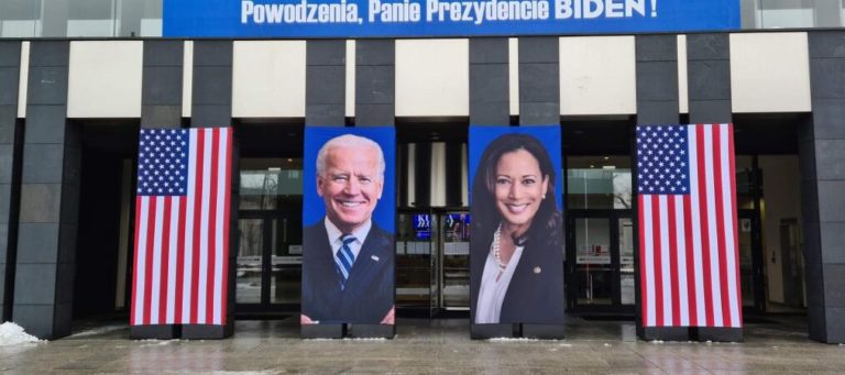 Zdjęcia Joe Bidena i Kamali Harris przed Urzędem Marszałkowskim w Poznaniu kosztowały 10 tys. zł