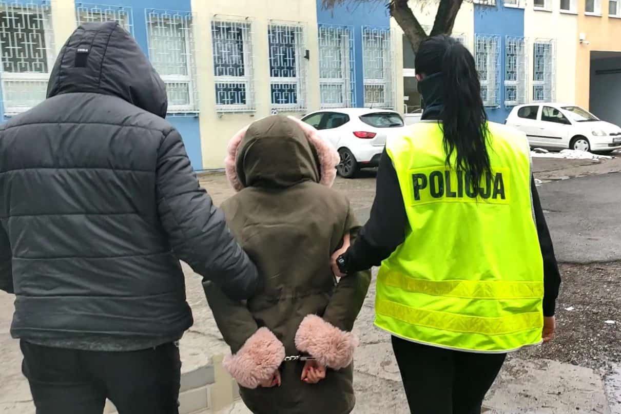 Udając policjantkę, odebrała od seniorki kilka tysięcy złotych