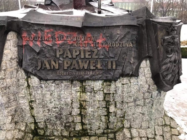 Zdewastowano pomnik Jana Pawła II w Szczecinie