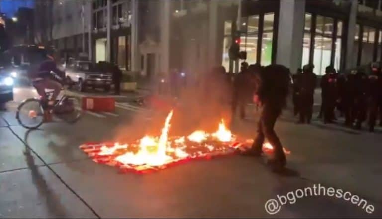 Bojówkarze Antify spalili flagi USA i krzyczeli: „Pie***ć Trumpa i Bidena”