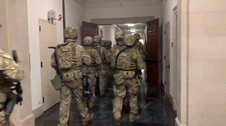 Do opanowanego przez demonstrantów Kapitolu wkroczyły siły specjalne /film/