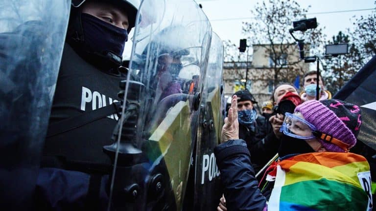 „Babcia Kasia” z aktem oskarżenia. „Kopała i opluła policjantów”
