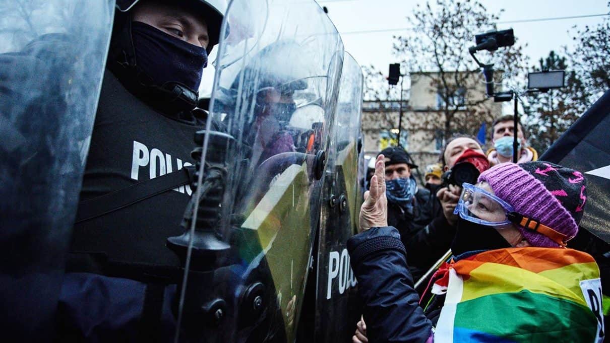 „Babcia Kasia” z aktem oskarżenia. „Kopała i opluła policjantów”