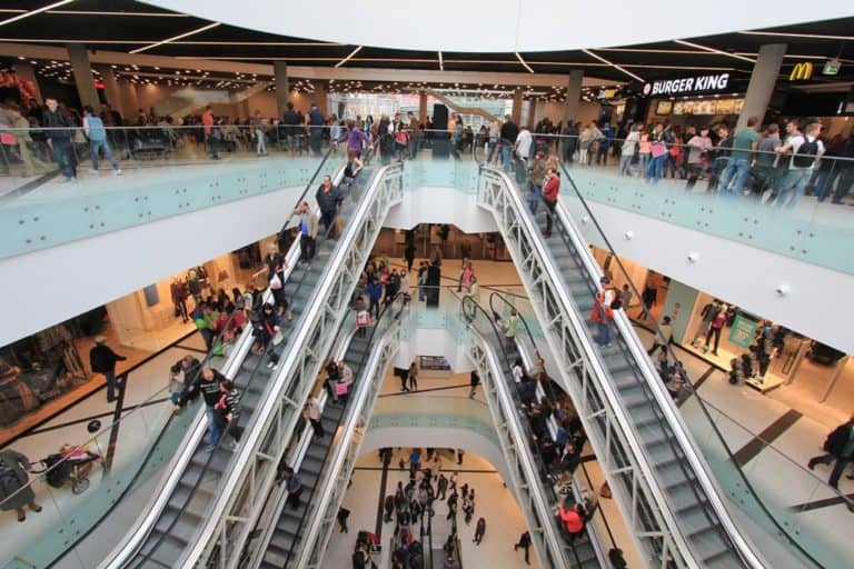Od dziś czynne galerie handlowe i muzea, zniesione godziny dla seniorów
