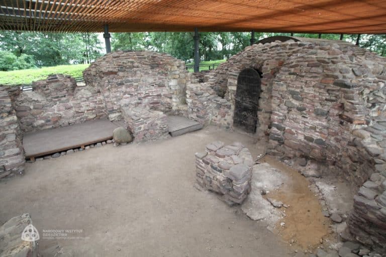 Budowę palatium na Ostrowie Lednickim rozpoczęto między 936 a 985 rokiem