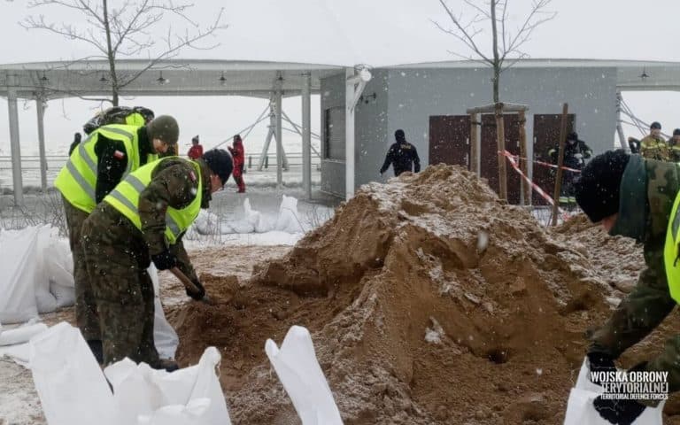 Mazowieccy terytorialsi wspierają służby w walce z podtopieniami w Płocku