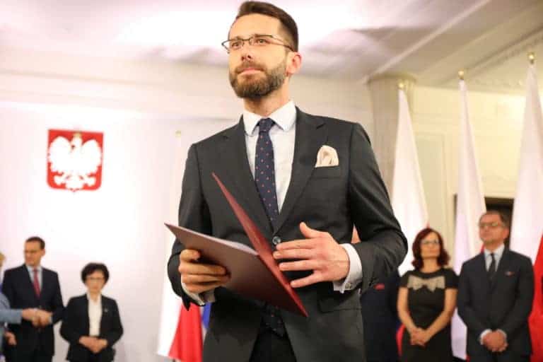 Czy rząd wprowadzi godzinę policyjną przed świętami wielkanocnymi?