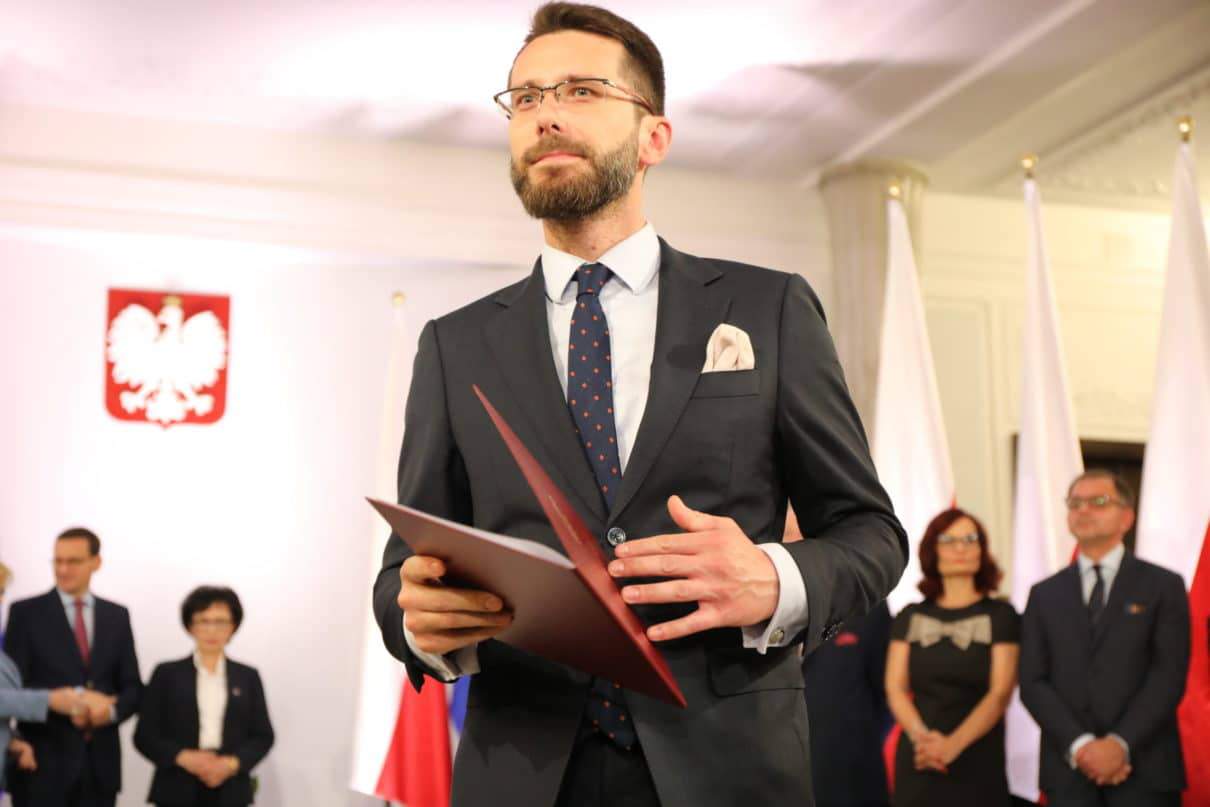Czy rząd wprowadzi godzinę policyjną przed świętami wielkanocnymi?
