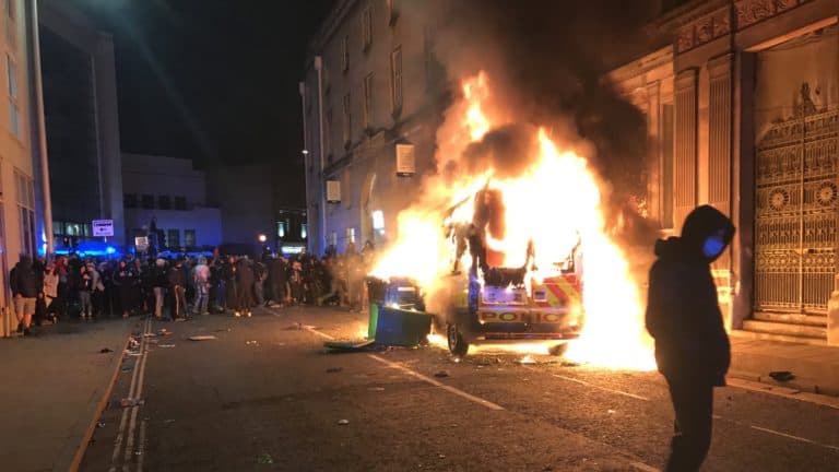 Gwałtowne zamieszki i atak na komisariat policji w Bristolu