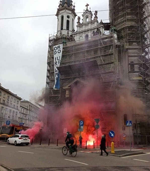 Wulgarny atak na kościół w Warszawie i zachwyt środowisk proaborcyjnych