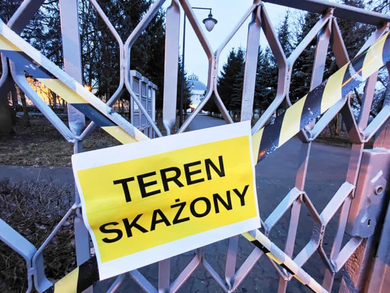 Narasta hejt wobec katolików. Toruńskie kościoły oklejone taśmą z napisem „TEREN SKAŻONY”