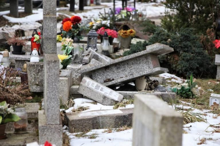 Barbarzyńcy zdewastowali groby dzieci na olsztyńskim cmentarzu