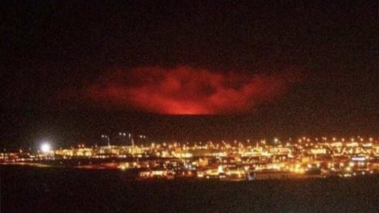 Erupcja wulkanu na islandzkim półwyspie Reykjanes, w pobliżu Reykjaviku