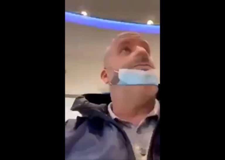 Przyszedł do salonu samochodowego bez maseczki?