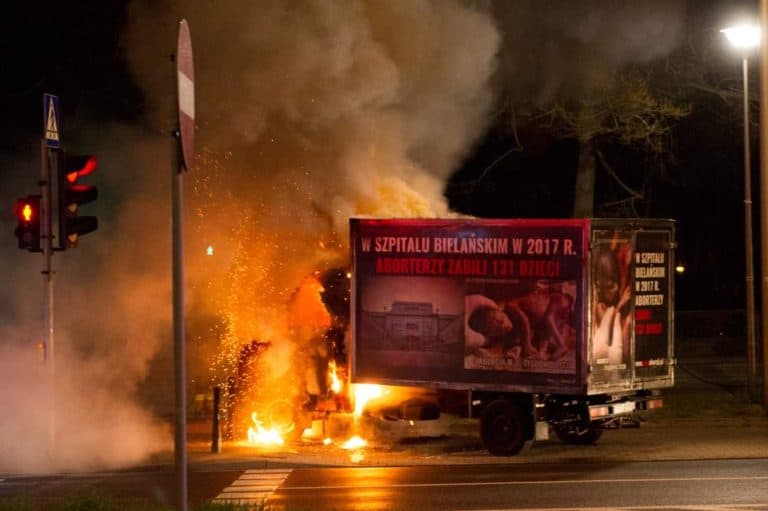 W Warszawie podpalono ciężarówkę z hasłami antyaborcyjnymi