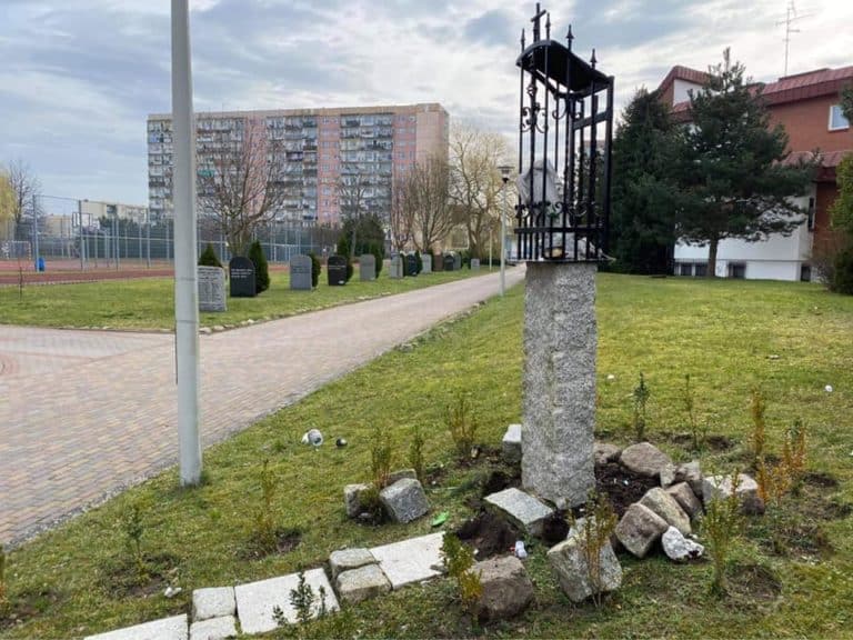 Zniszczono figurę Matki Bożej przywiezioną z Dachau