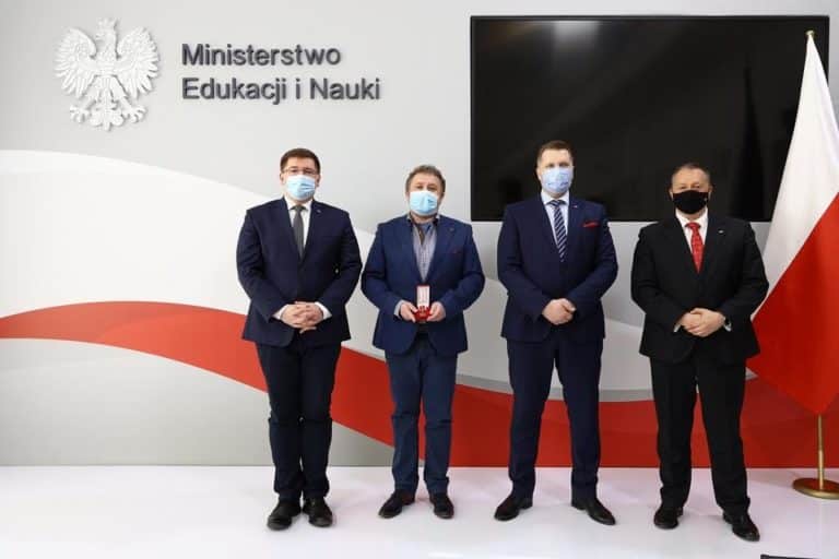 Prześladowany przez władze samorządowe dyrektor łódzkiego LO odznaczony medalem KEN