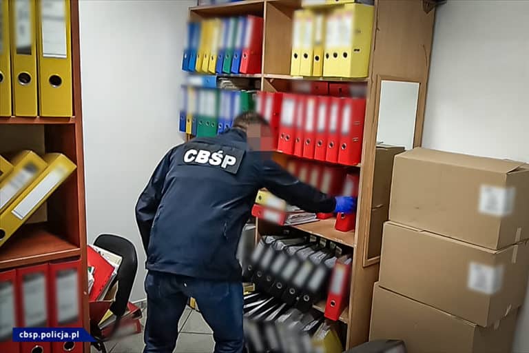 Zatrzymano 12 osób w ramach śledztwa dot. grupy wytwarzającej m. in. faktury kosztowe