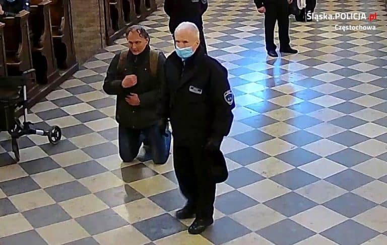 Na Jasnej Górze mężczyzna bez maski pobił strażnika, bo ten zwrócił mu uwagę