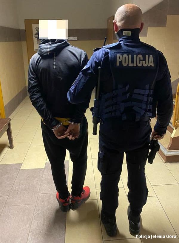 Ratownicy medyczni udzielili mu pomocy, a on „w podziękowaniu” wyzywał ich i groził pozbawieniem życia