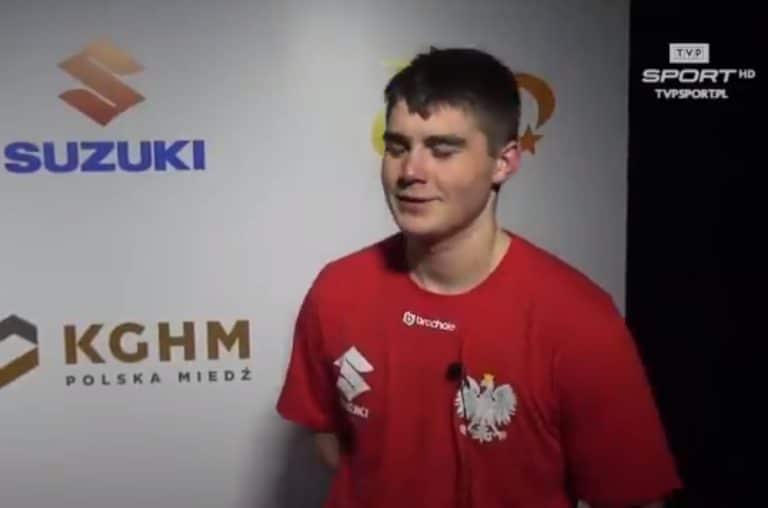 Młody pięściarz zalał się łzami: „Kocham cię, mamo!”