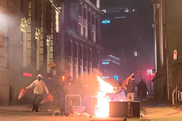 Protest przeciw lockdownowi w Montrealu przerodził się w gwałtowne zamieszki