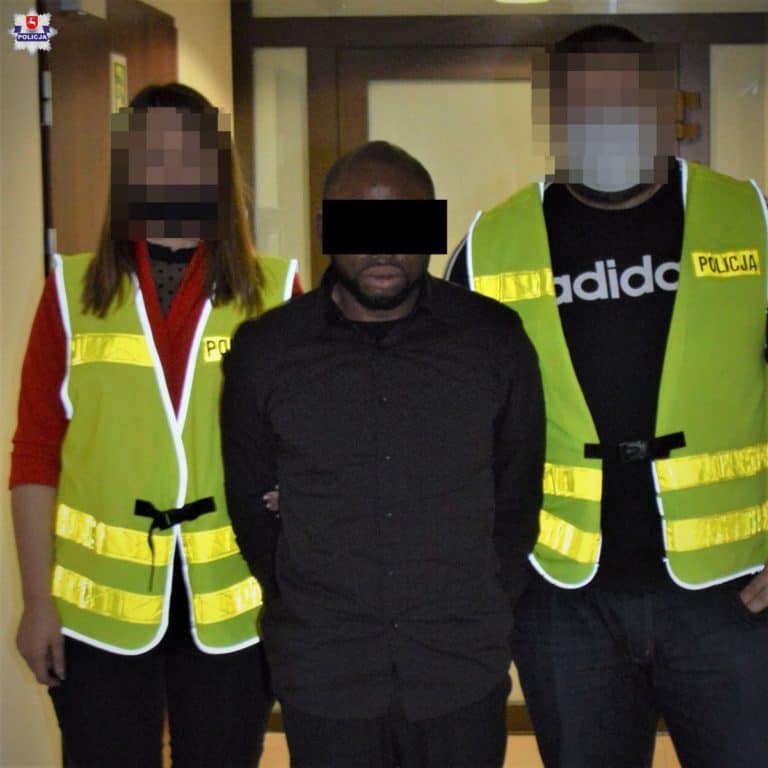 Tomaszowscy policjanci zatrzymali Nigeryjczyka przy próbie wyłudzenia pieniędzy