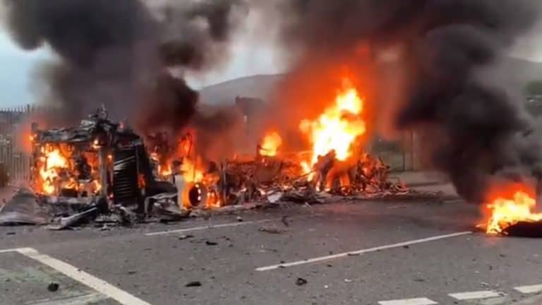 Gwałtowne zamieszki w Irlandii Północnej. Atakowano policję, spalono autobus