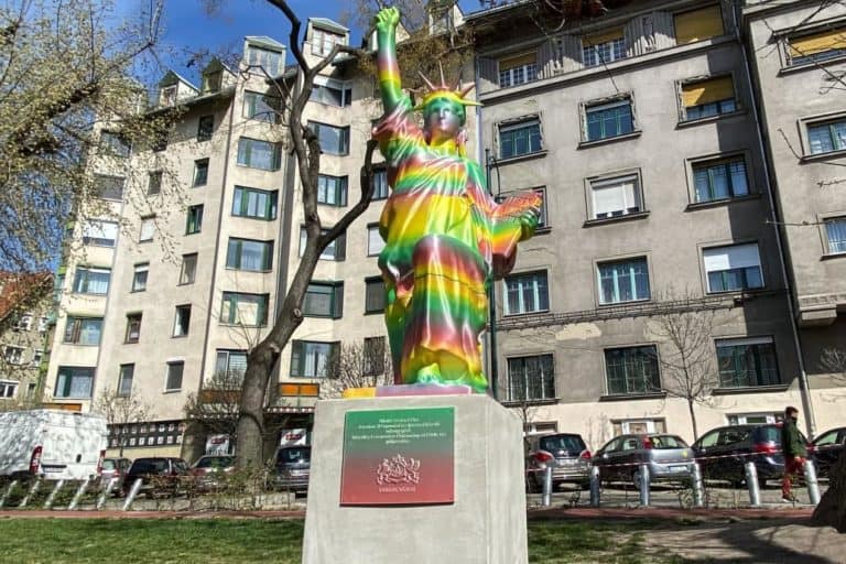 Tęczowa „Statua Wolności” została zniszczona