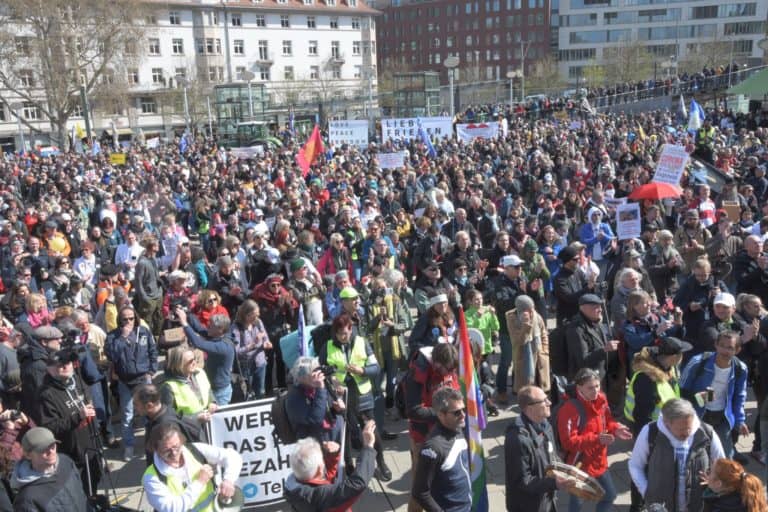 Niemcy: Protest tysięcy przeciwników obostrzeń koronawirusowych w Stuttgarcie /filmy/