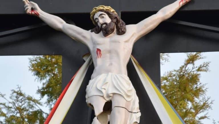 Kolejny akt nienawiści do Boga i chrześcijan, zniszczono osiedlowy krzyż