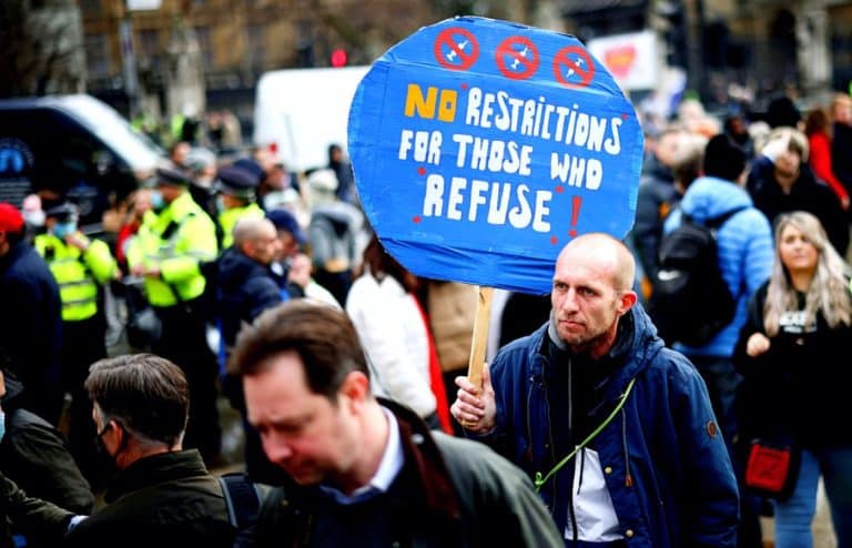 W Londynie odbył się duży protest przeciwko tzw. „paszportom szczepionkowym”
