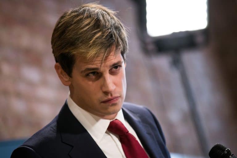 USA: Znany homoseksualista Milo Yiannopoulous wrzucił do morza pierścionek na znak zerwania z dawnym życiem