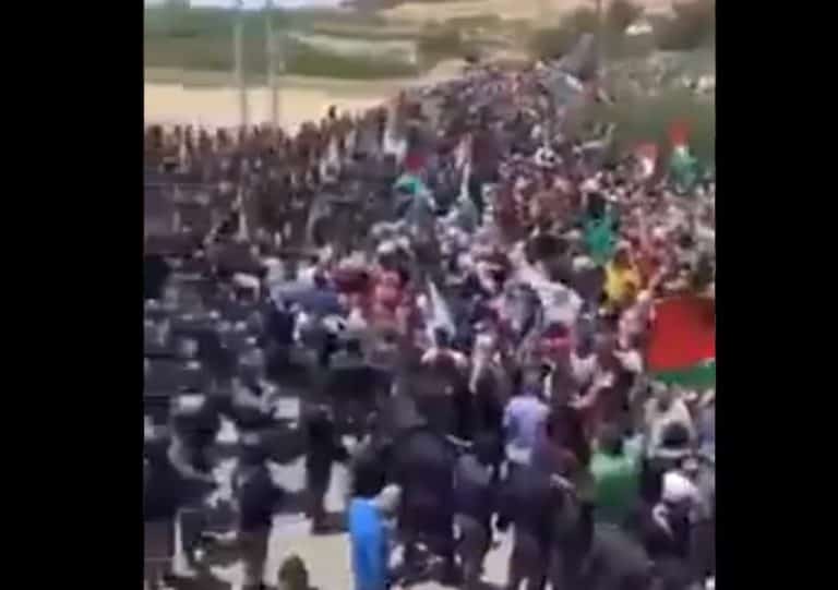 Tłumy Arabów starają się sforsować izraelską / palestyńską granicę z terytorium Jordanii i Libanu