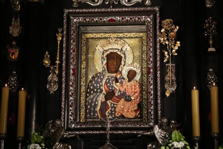 Japoński tygodnik umieścił wizerunek Matki Boskiej w tęczowej koronie