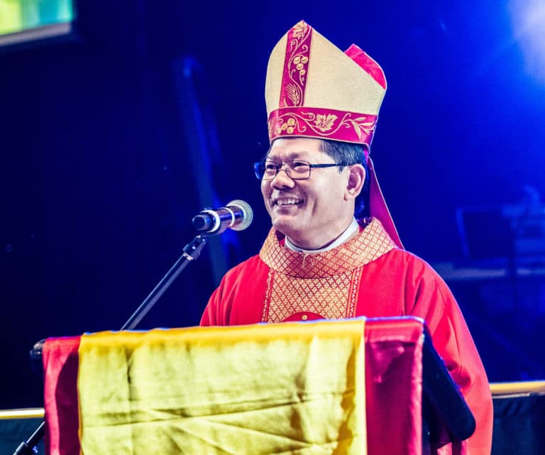 Wierni żądają od Watykanu usunięcia „tęczowego” biskupa