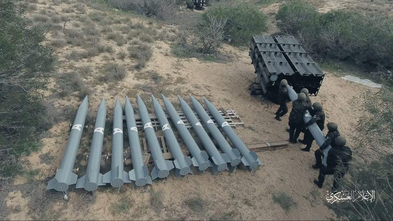 Brygady AlKassam opublikowały film przedstawiający wystrzelenie rakiet