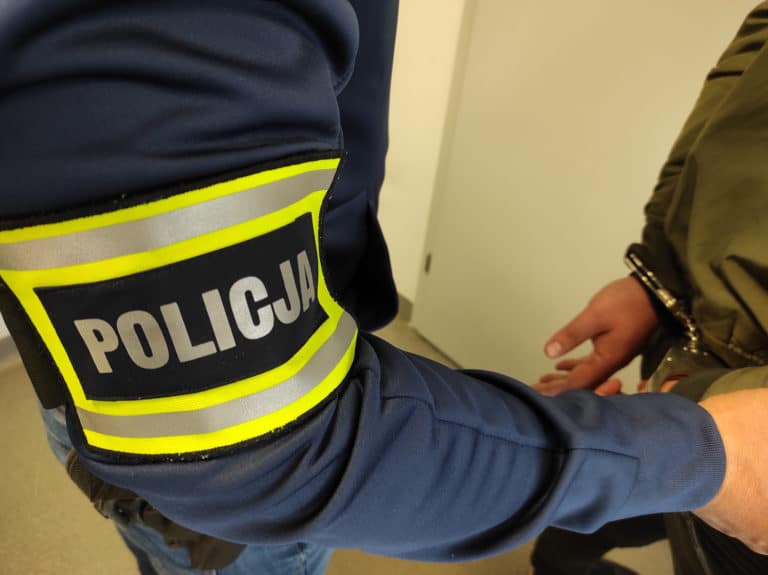 Ukrywał się przez 9 lat. „Poszukiwacze” zatrzymali go, gdy siedział na fotelu u fryzjera