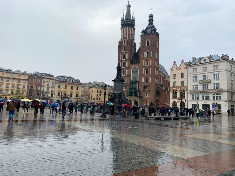 Gigantyczne kolejki w polskich miastach do mobilnych punktów szczepień