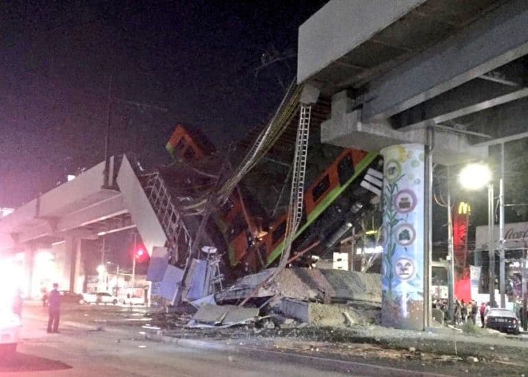 Runął wiadukt, wagony metra spadły na jadące pod spodem samochody